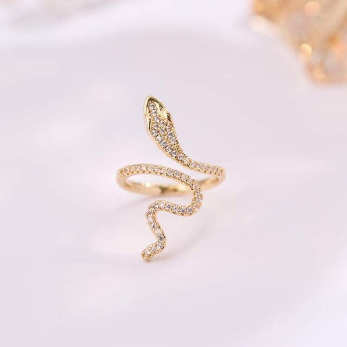 Anillo de Serpiente con Diamantes Dorado