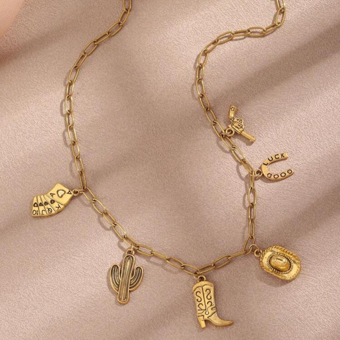 Collar Multidijes Dorado con Cáctus, Bota, Sombrero, Cartas, Herradura…