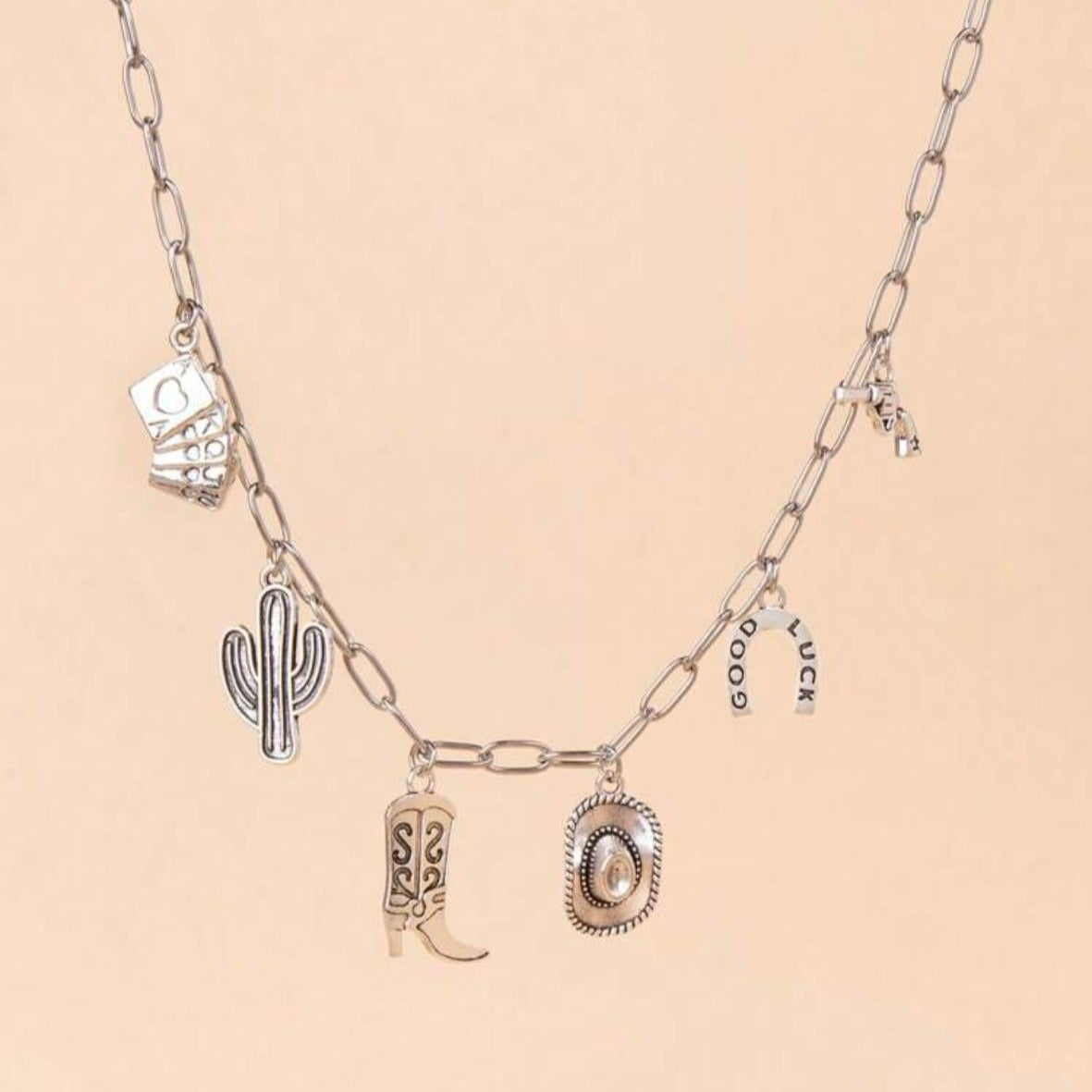 Collar Multidijes Plateado con Cáctus, Bota, Sombrero, Cartas, Herradura…
