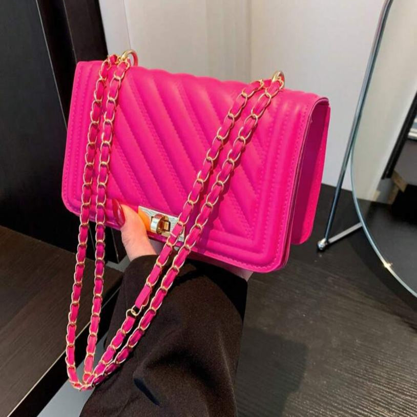 Cartera Fucsia con Correa de Cadena