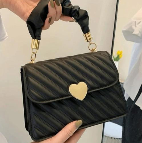 Cartera con Corazón Color Negro