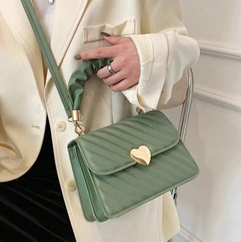 Cartera con Corazón Color Verde Oliva