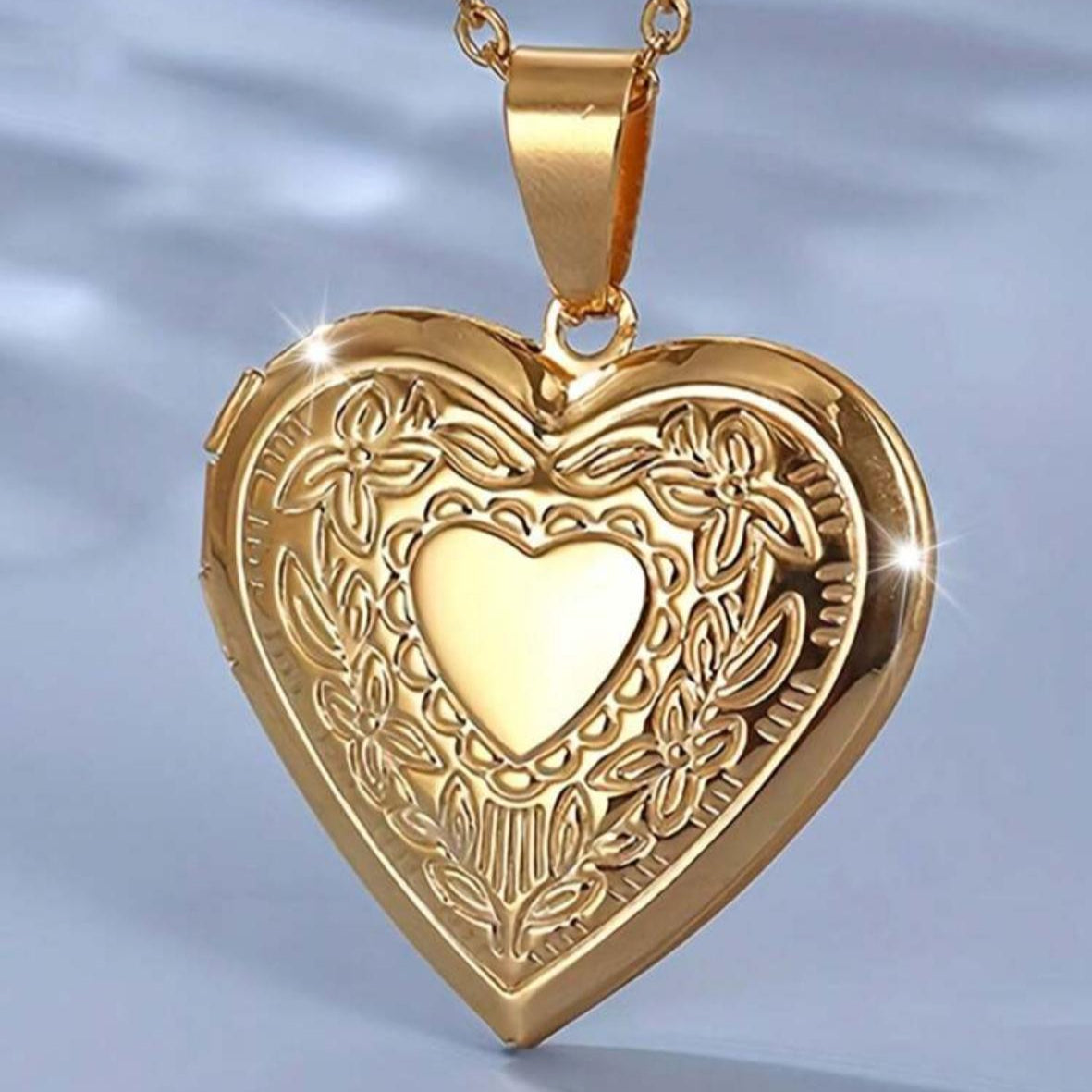 Collar Relicario en Forma de Corazón Dorado Grande
