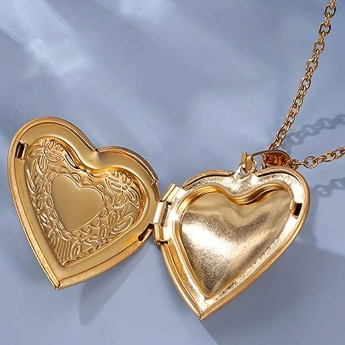 Collar Relicario en Forma de Corazón Dorado Grande
