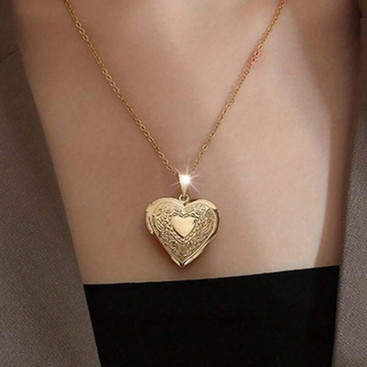 Collar Relicario en Forma de Corazón Dorado Grande