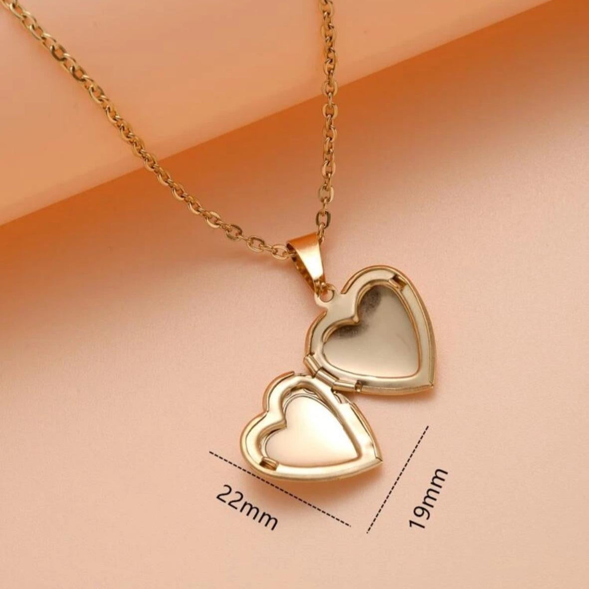 Collar Relicario en Forma de Corazón Dorado Pequeño