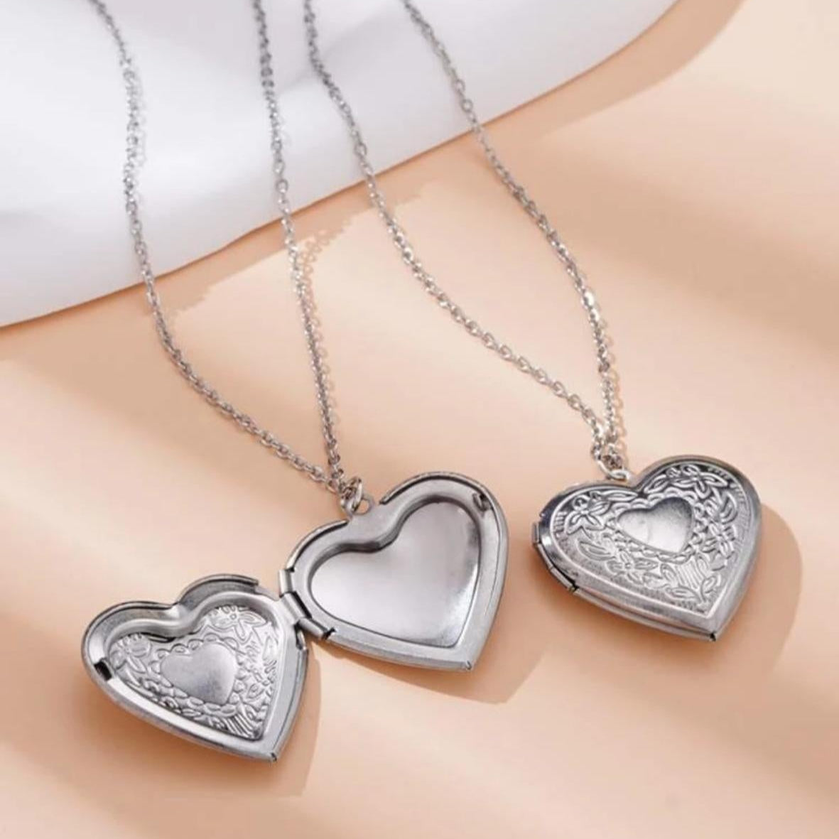 Collar Relicario en Forma de Corazón Plateado Grande