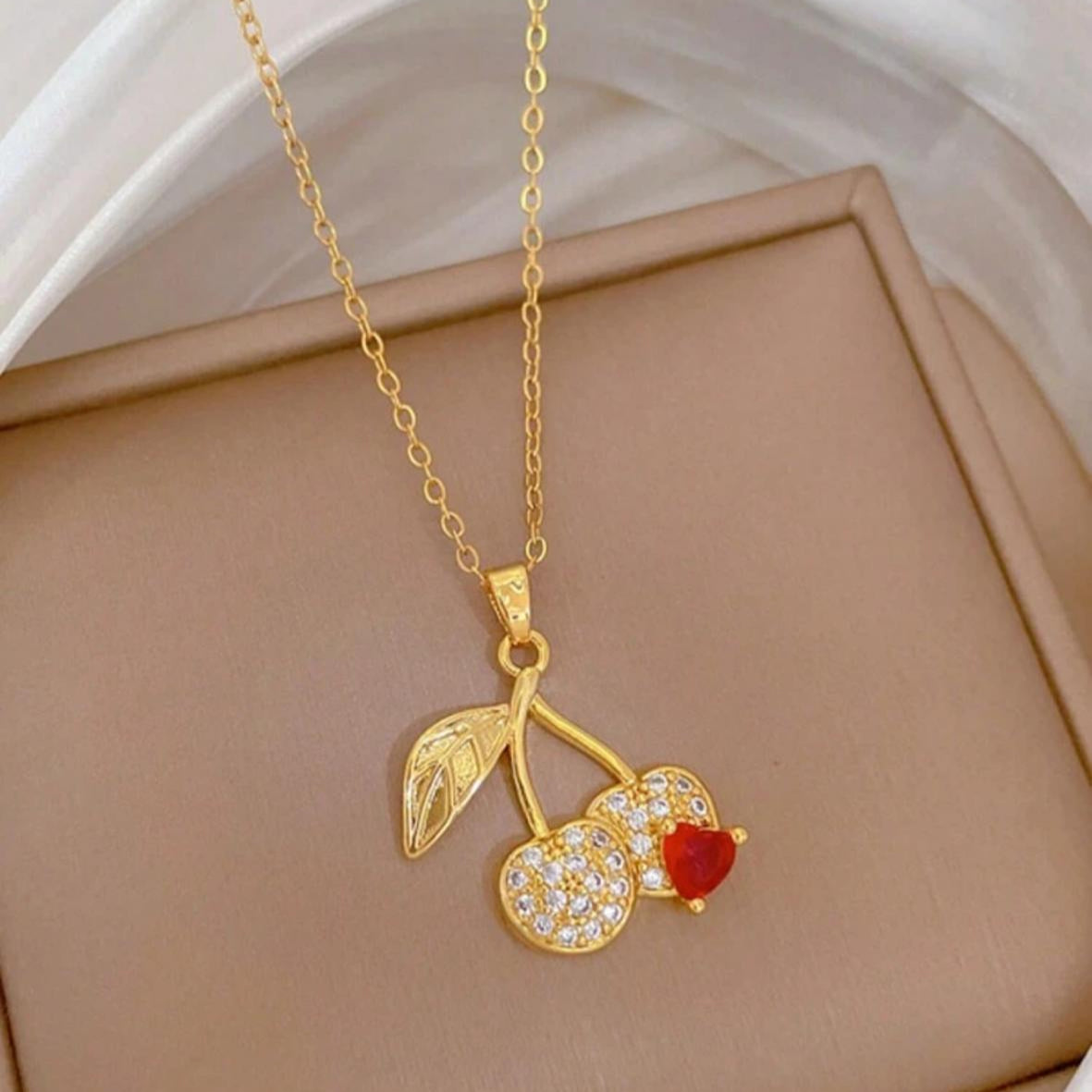 Collar de Cerezas con Diamantes y Corazón Rojo