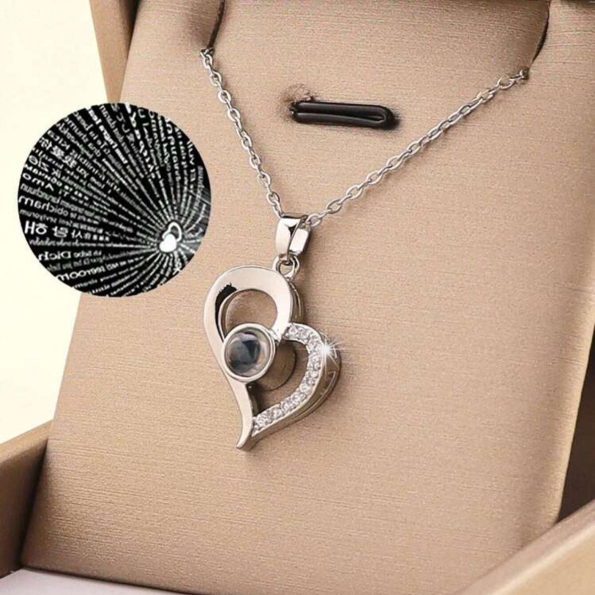 Collar de Corazón Plateado con Te Amo en 100 Idiomas