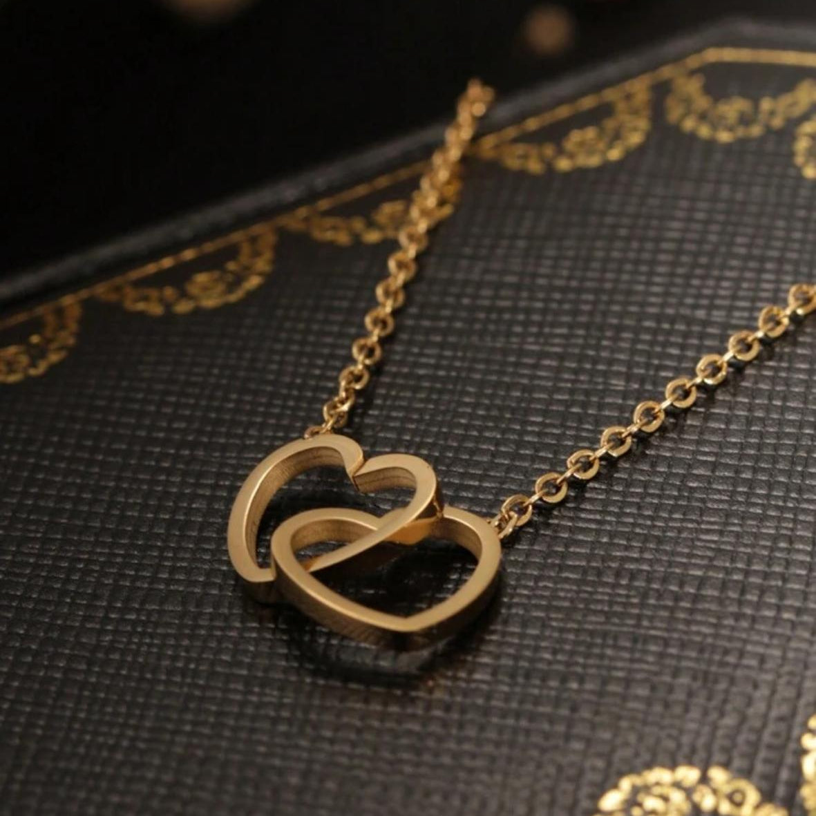 Collar de Corazones Entrelazados