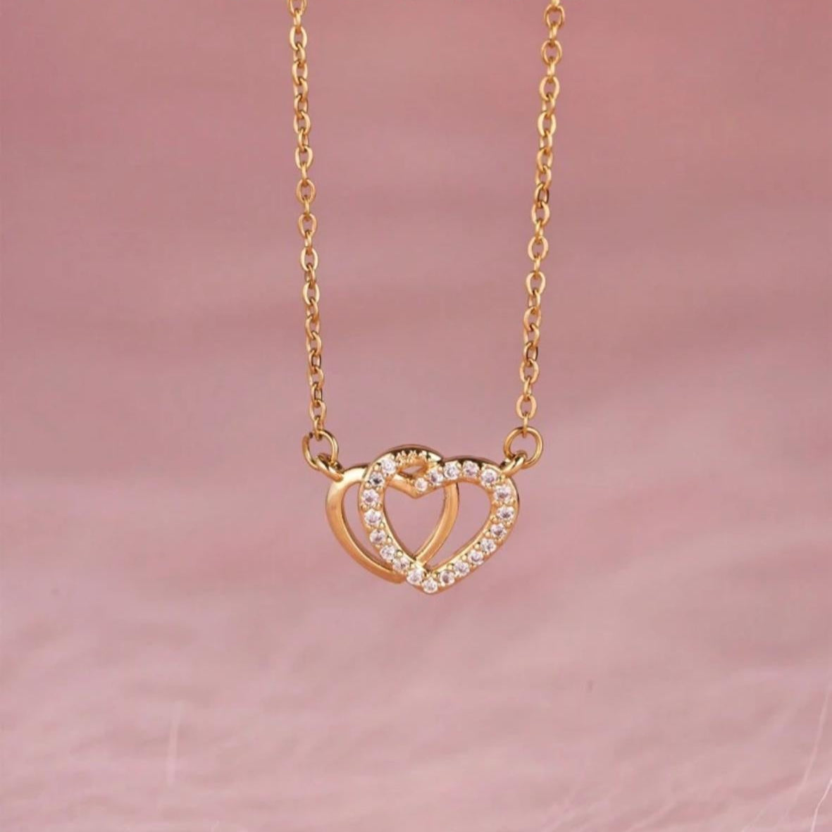 Collar de Corazones Entrelazados con Circonitas Cúbicas