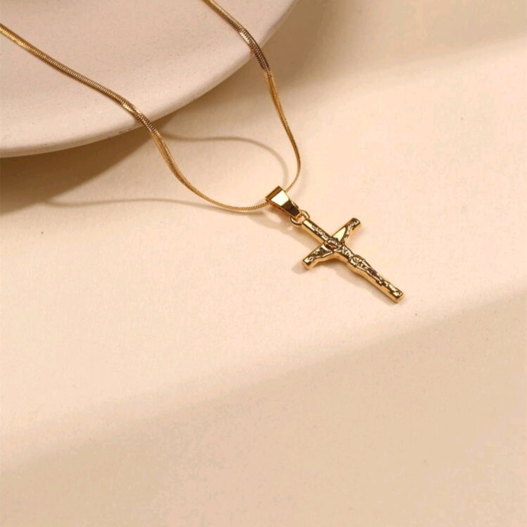 Collar con Crucifijo Dorado con Jesús (Enchapado en 18K)