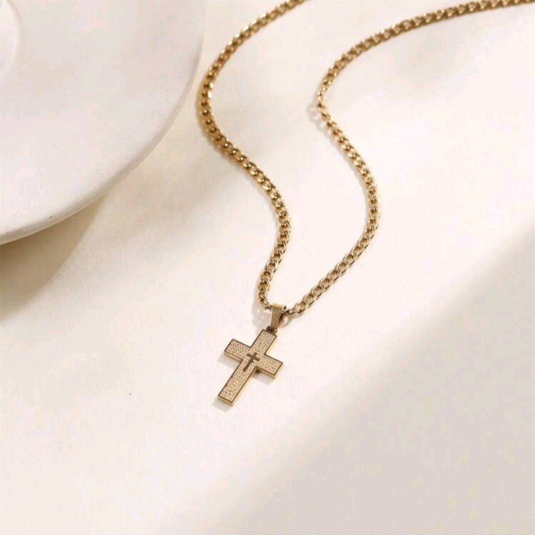 Collar con Crucifijo Dorado y Letras (Enchapado en 18K)