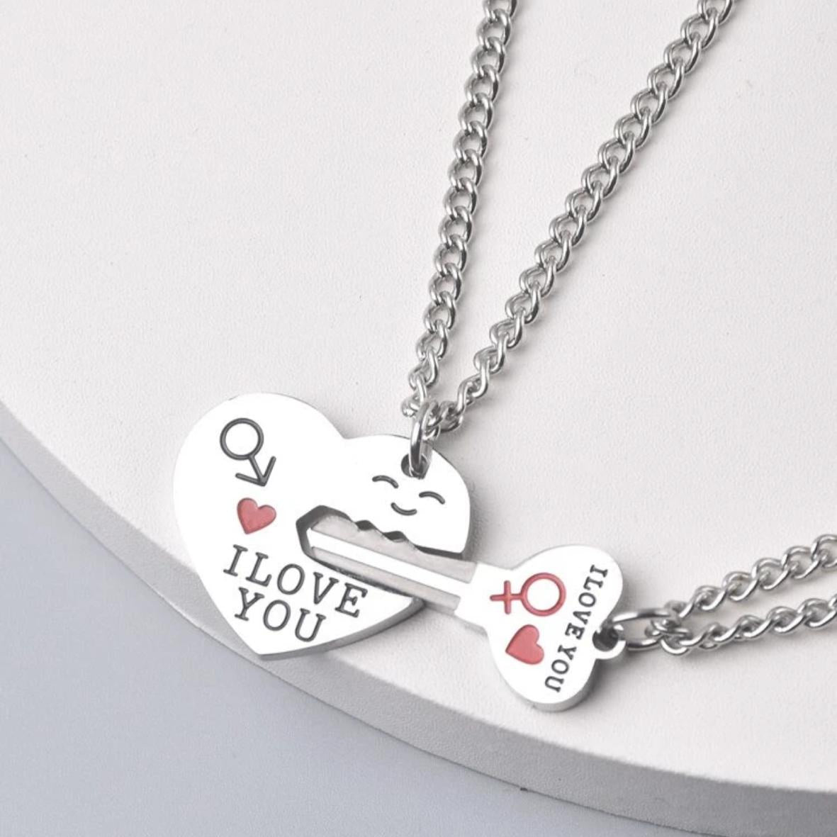 Dos Collares con Dijes de Corazón y Llave