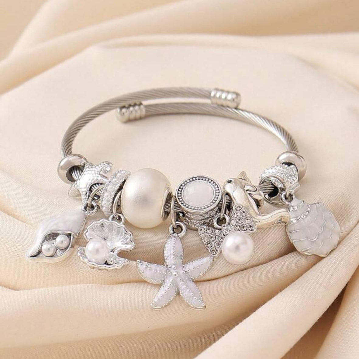 Pulsera Con Dijes / Charms de Blancos y Plateados de Concha con Perla, Estrellas, Delfín y Caracol