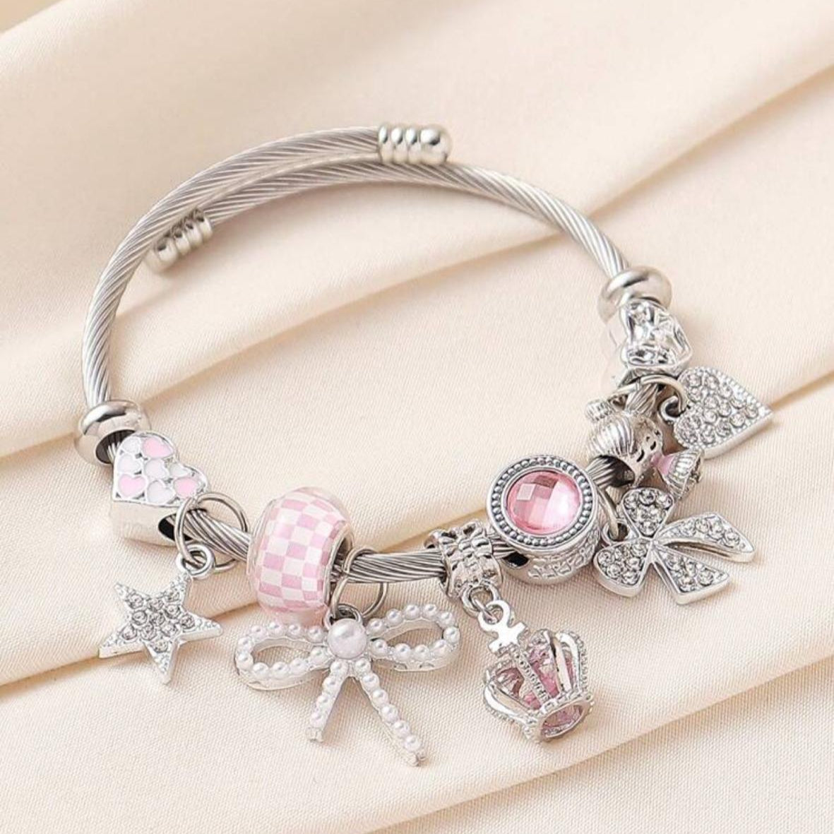 Pulsera Con Dijes / Charms Plateados y Rosados de Corazones, Lazo Perlado, Lazo Diamante, Corona, Estrella y Muñeca
