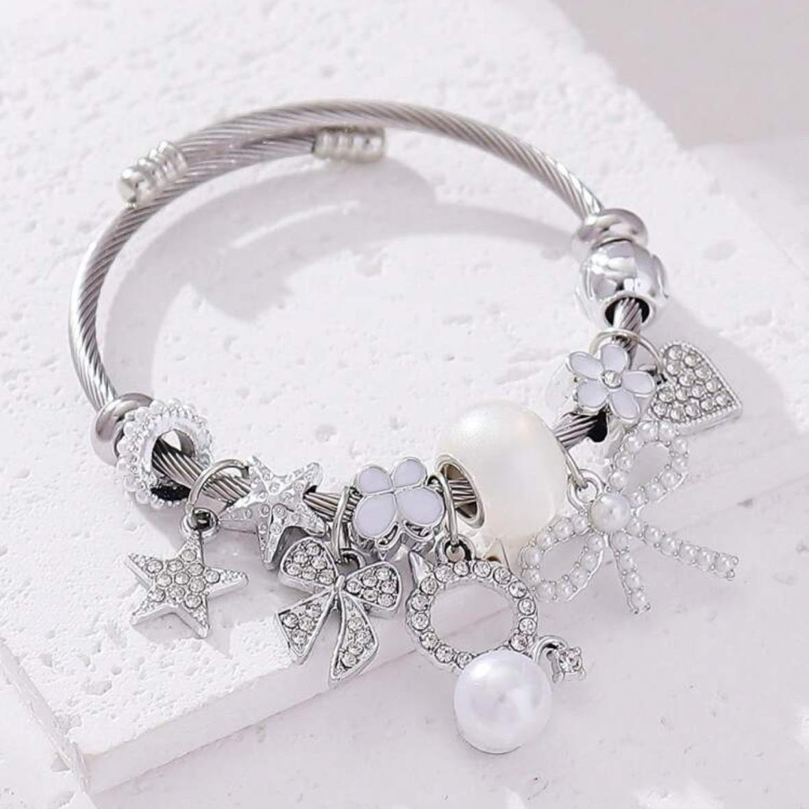 Pulsera Con Dijes / Charms Plateados y Blancos De Gato, Lazos, Estrellas, Mariposa, Flor y Corazón