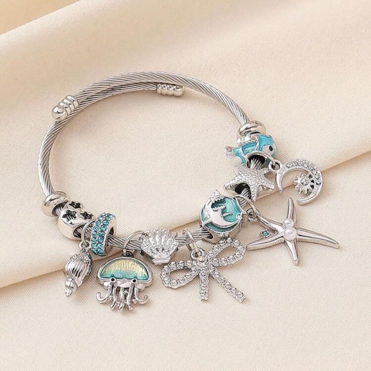 Pulsera Con Dijes / Charms Plateados y Verde Aguamarina con Medusa, Estrellas y Conchas de Mar, Luna, Pez, Caracol, Lazo y Corazón