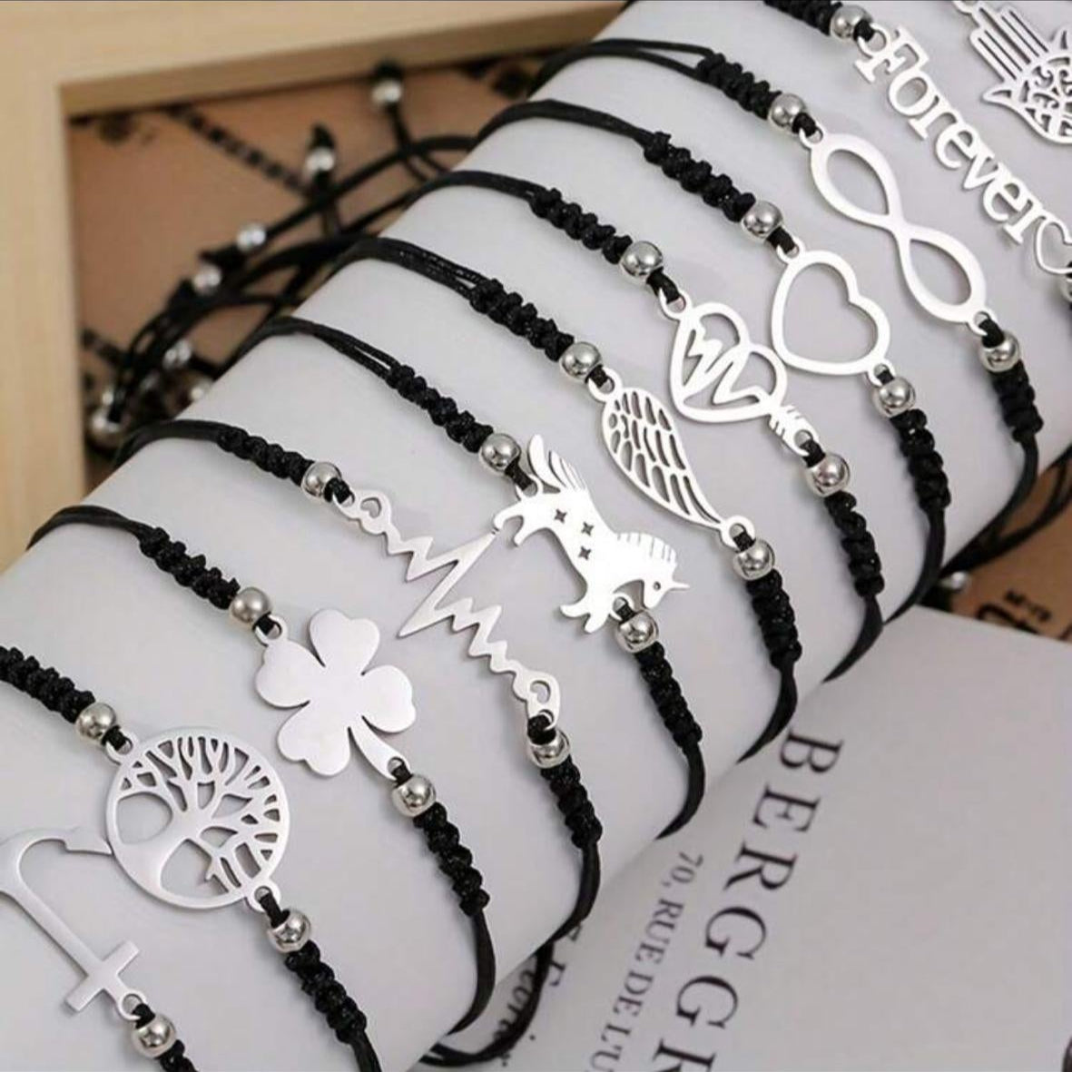 Pulsera Tejida Ajustable Con Dije De Acero Inoxidable A Escoger (Precio Por Unidad)