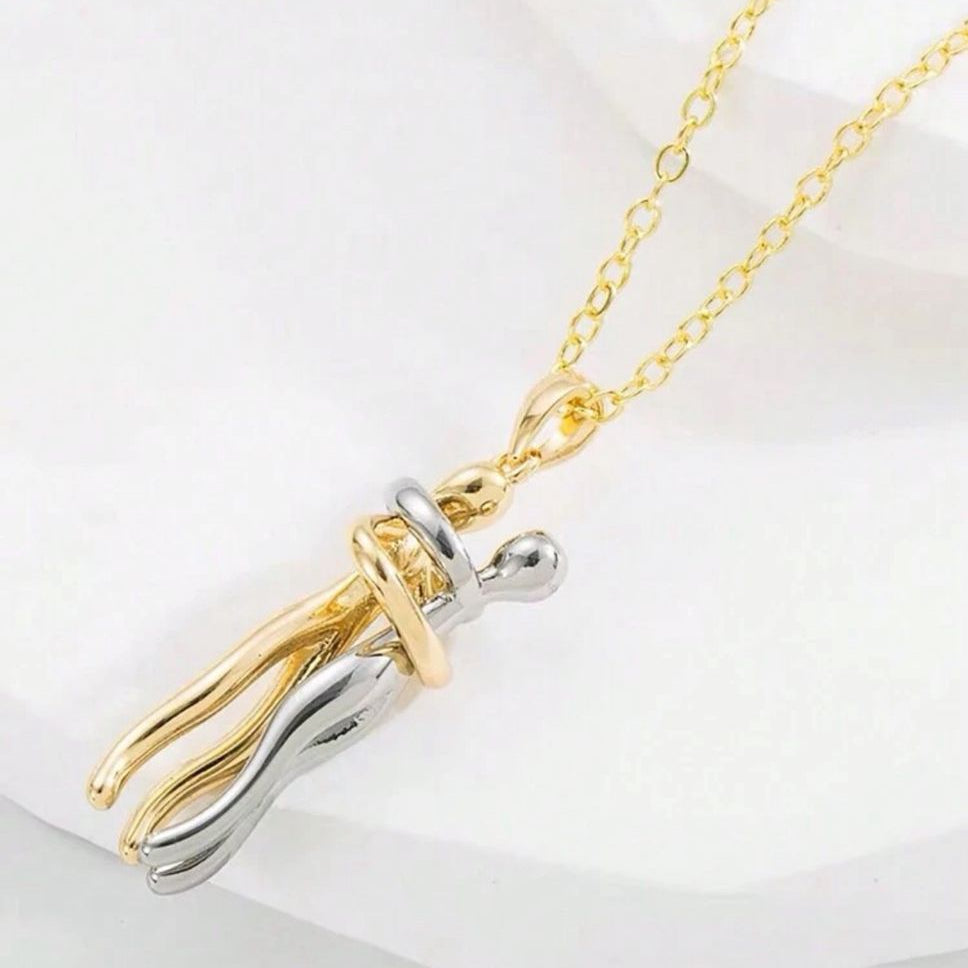 Collar de Pareja Abrazándose Dorado - Plateado