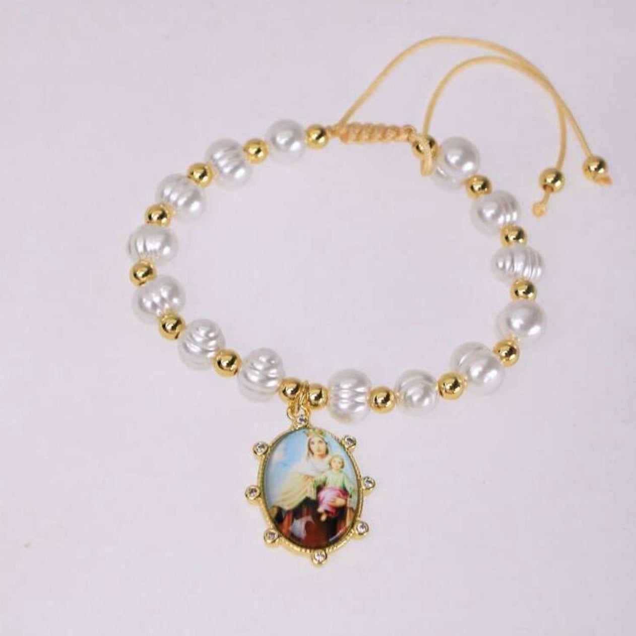 Pulsera con Cuentas y Dije de Virgen del Carmen