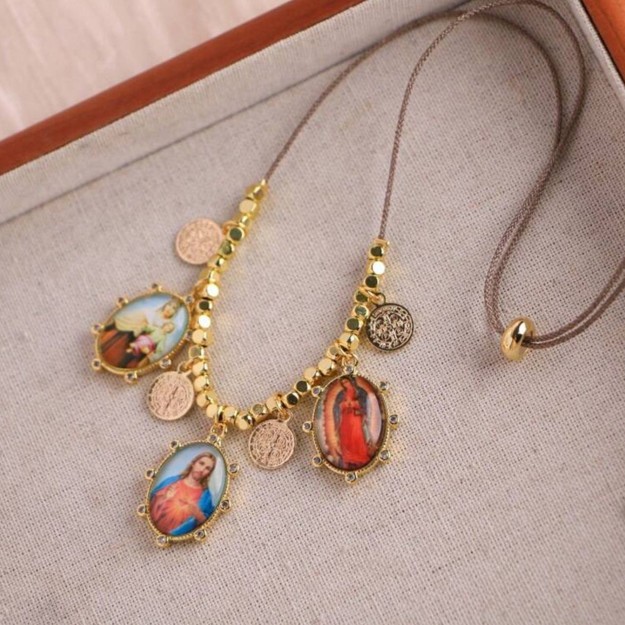 Collar Con 3 Dijes Principales Virgen del Carmen, Sagrado Corazón de Jesús y Virgen Morena de Guadalupe y 4 Dijes de Medalla San Benito