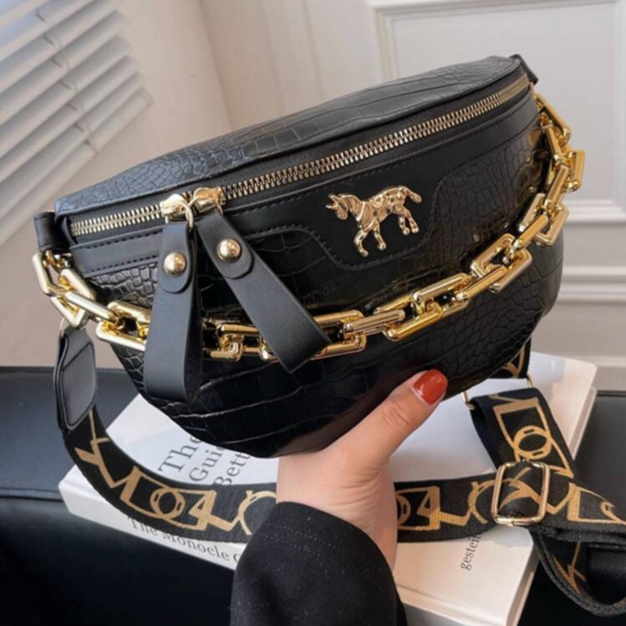 Cartera / Cangurera Negra con Unicornio