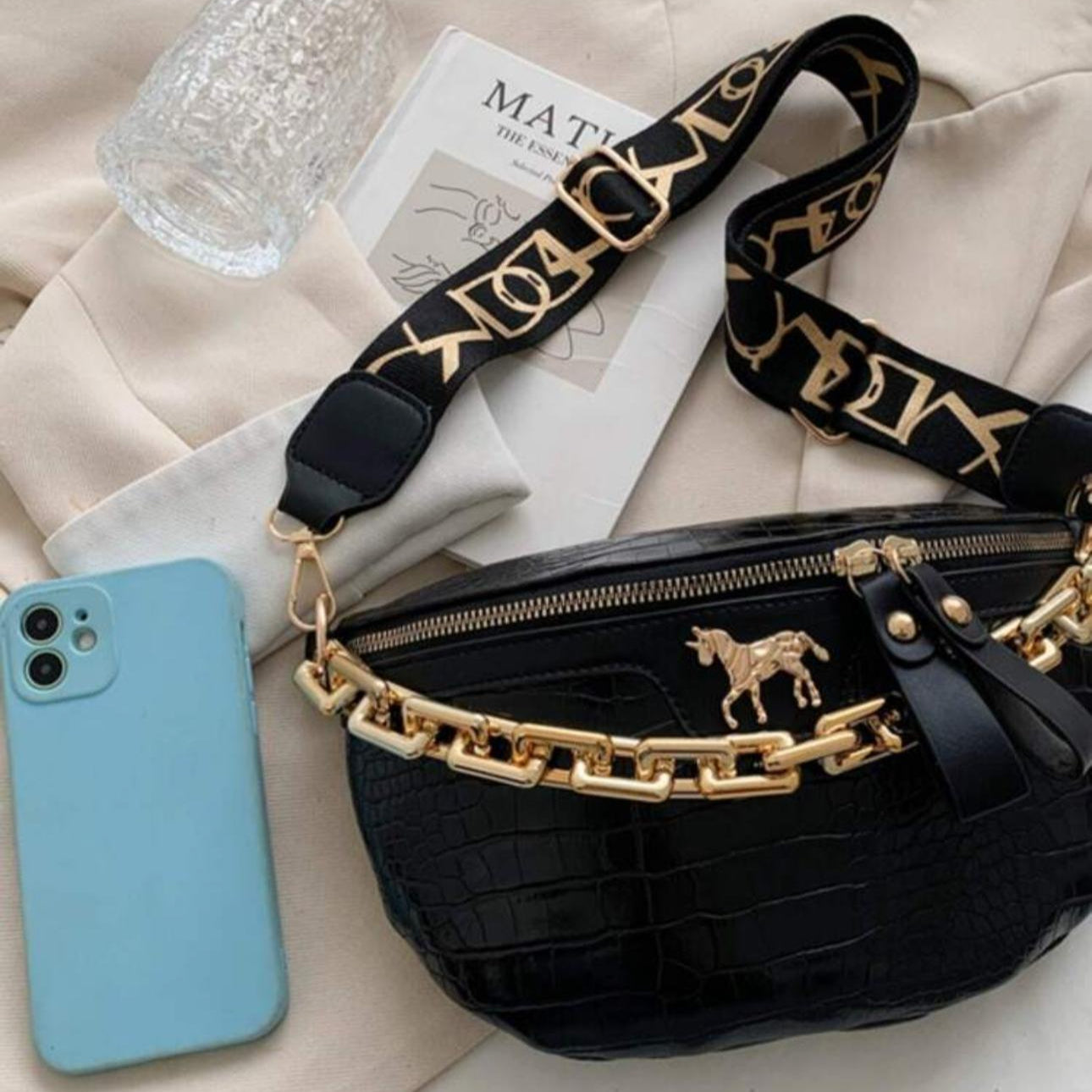 Cartera / Cangurera Negra con Unicornio