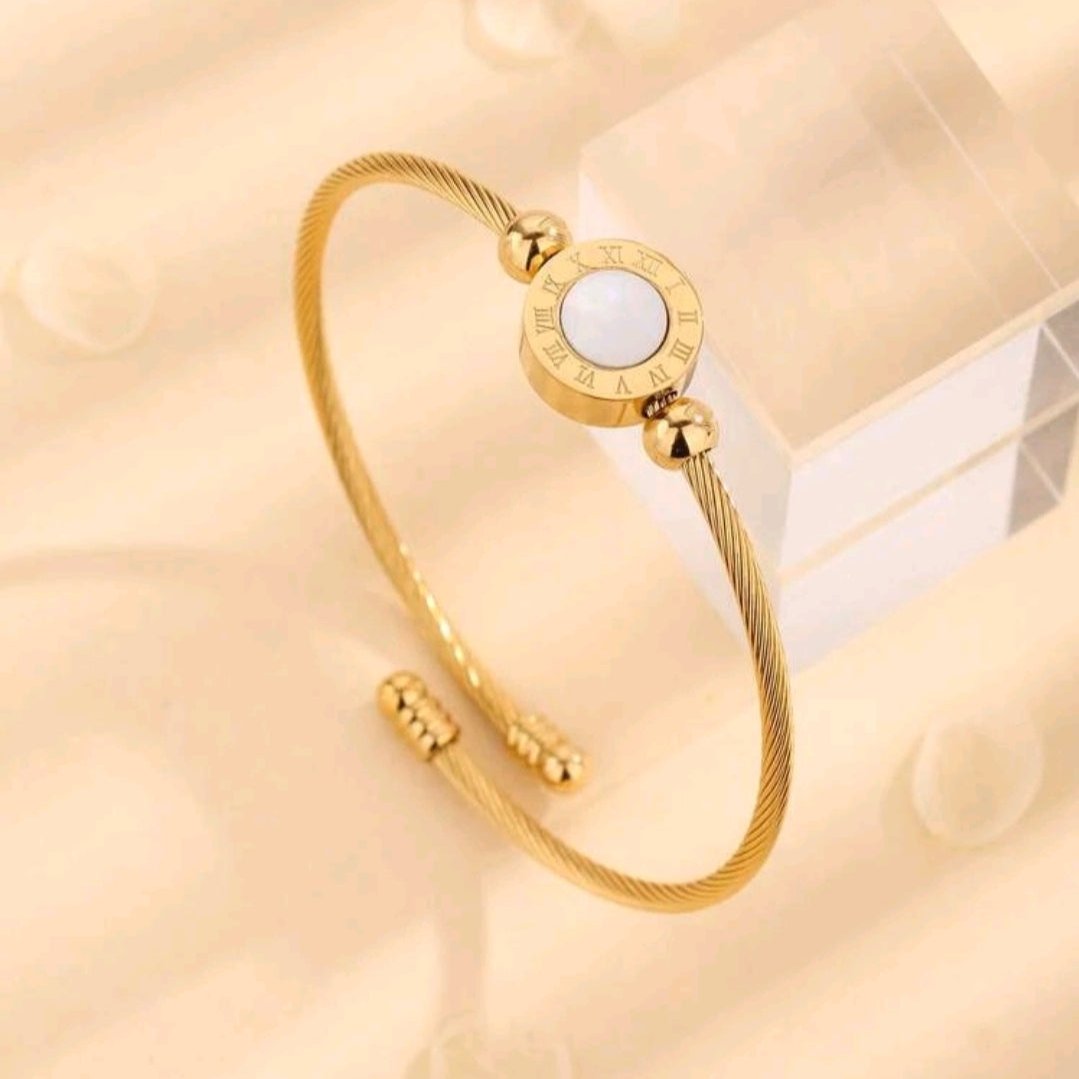 Pulsera Brazalete Con Detalle Circular Nacarado Y Números Romanos