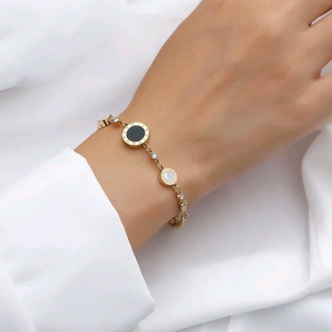 Pulsera Con 3 Detalles Circulares De Números Romanos