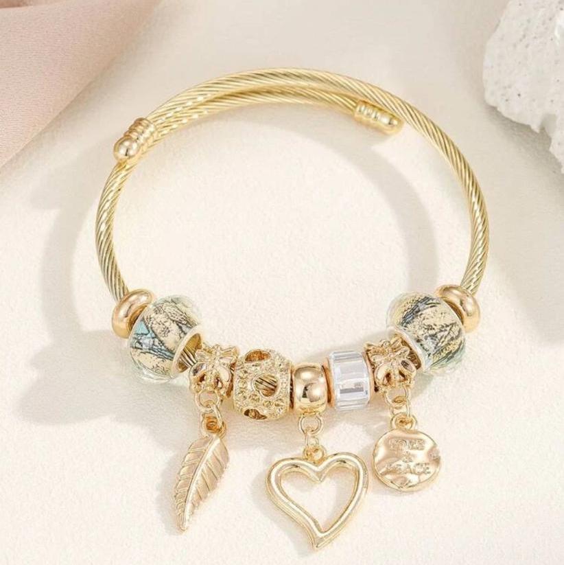 Pulsera Con Dijes De Pluma, Corazón Y Escrito Love & Peace