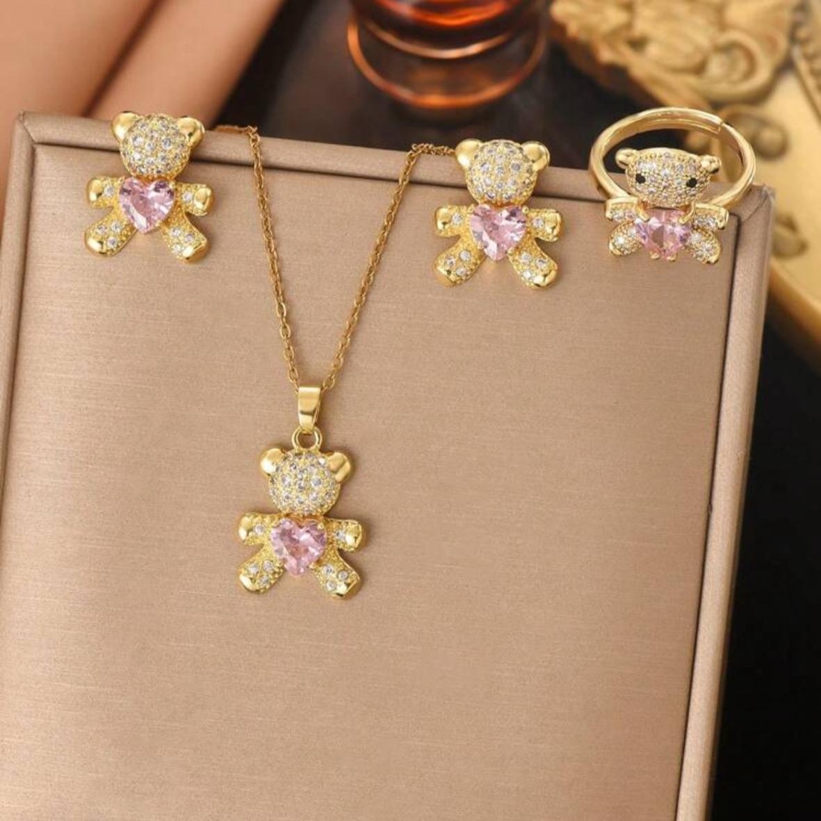 Set De Collar, Zarcillos Y Anillo De Ositos Con Diamantes y Corazón Rosa