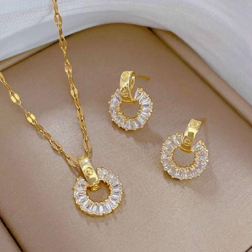 Set de Collar y Zarcillos Doble Circulo Dorado Con Circones
