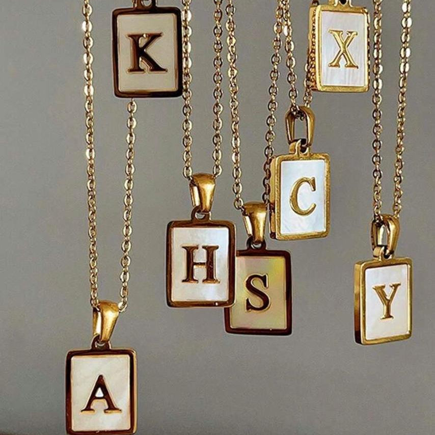 Collar de Rectangular Dorado Nacarado con Letra De Tu Preferencia
