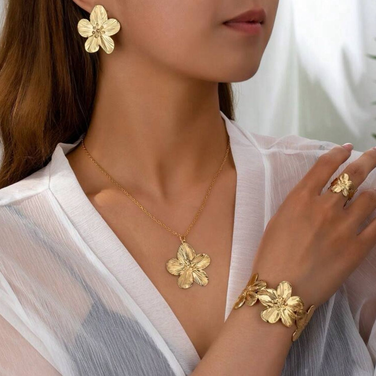 Set de Collar, Zarcillos, Pulsera Tipo Brazalete y Anillo de Flores Dorado