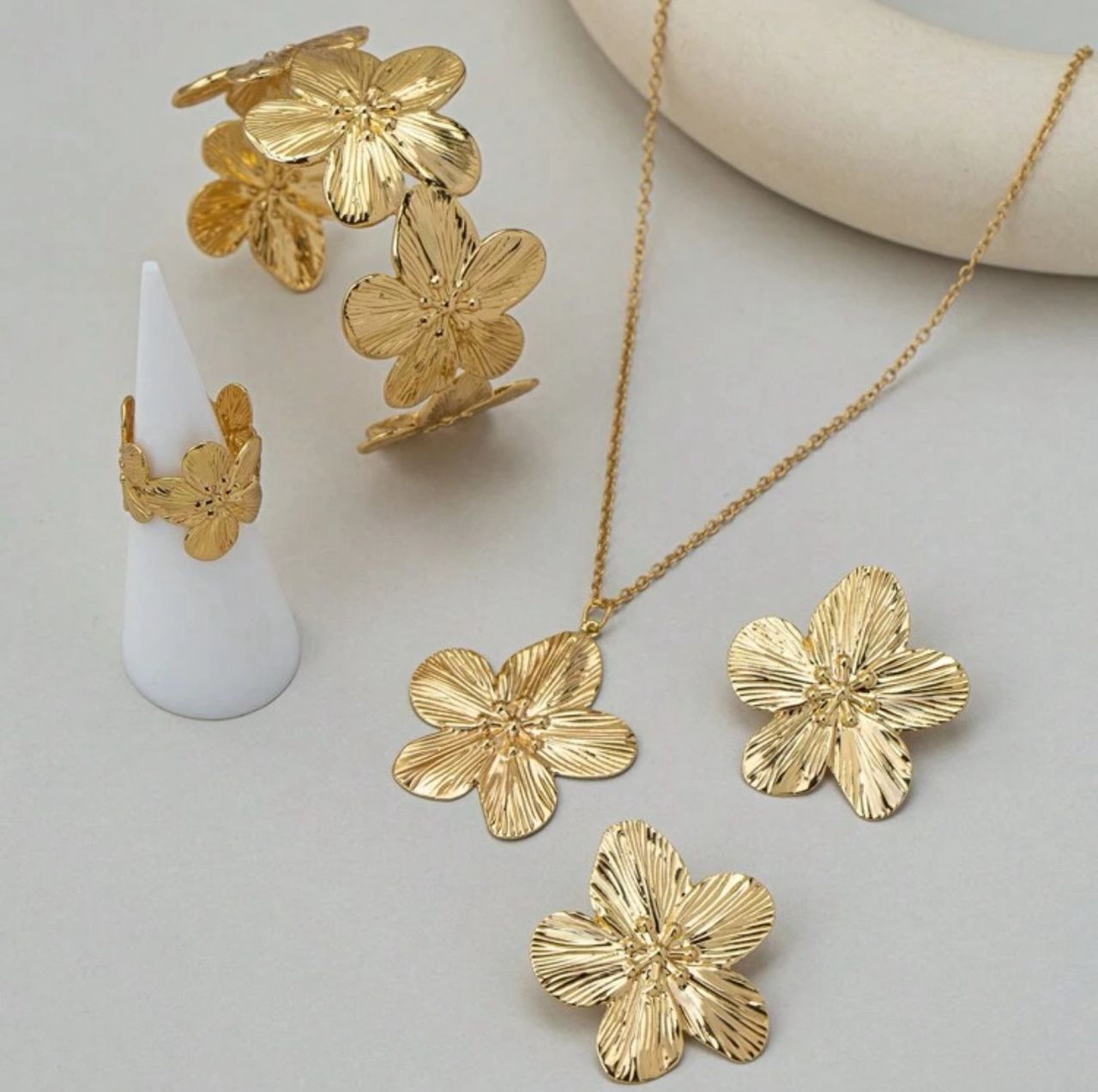 Set de Collar, Zarcillos, Pulsera Tipo Brazalete y Anillo de Flores Dorado