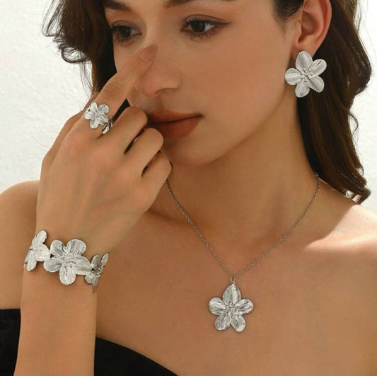 Set de Collar, Zarcillos, Pulsera Tipo Brazalete y Anillo de Flores Plateado