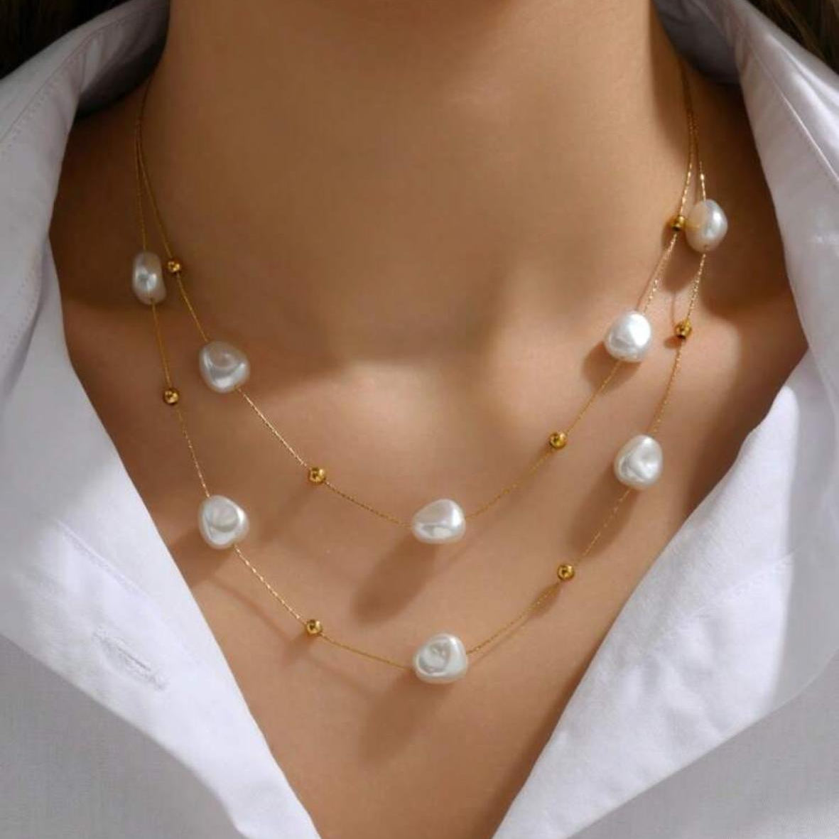 Collar de Doble Capa con Perlas y Pequeños Balines