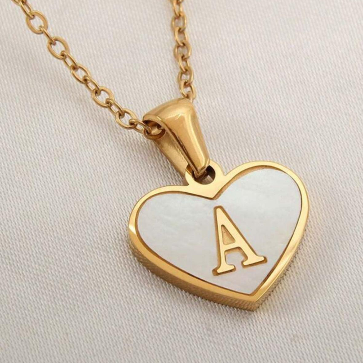 Collar de Corazón Dorado Nacarado con Letra De Tu Preferencia