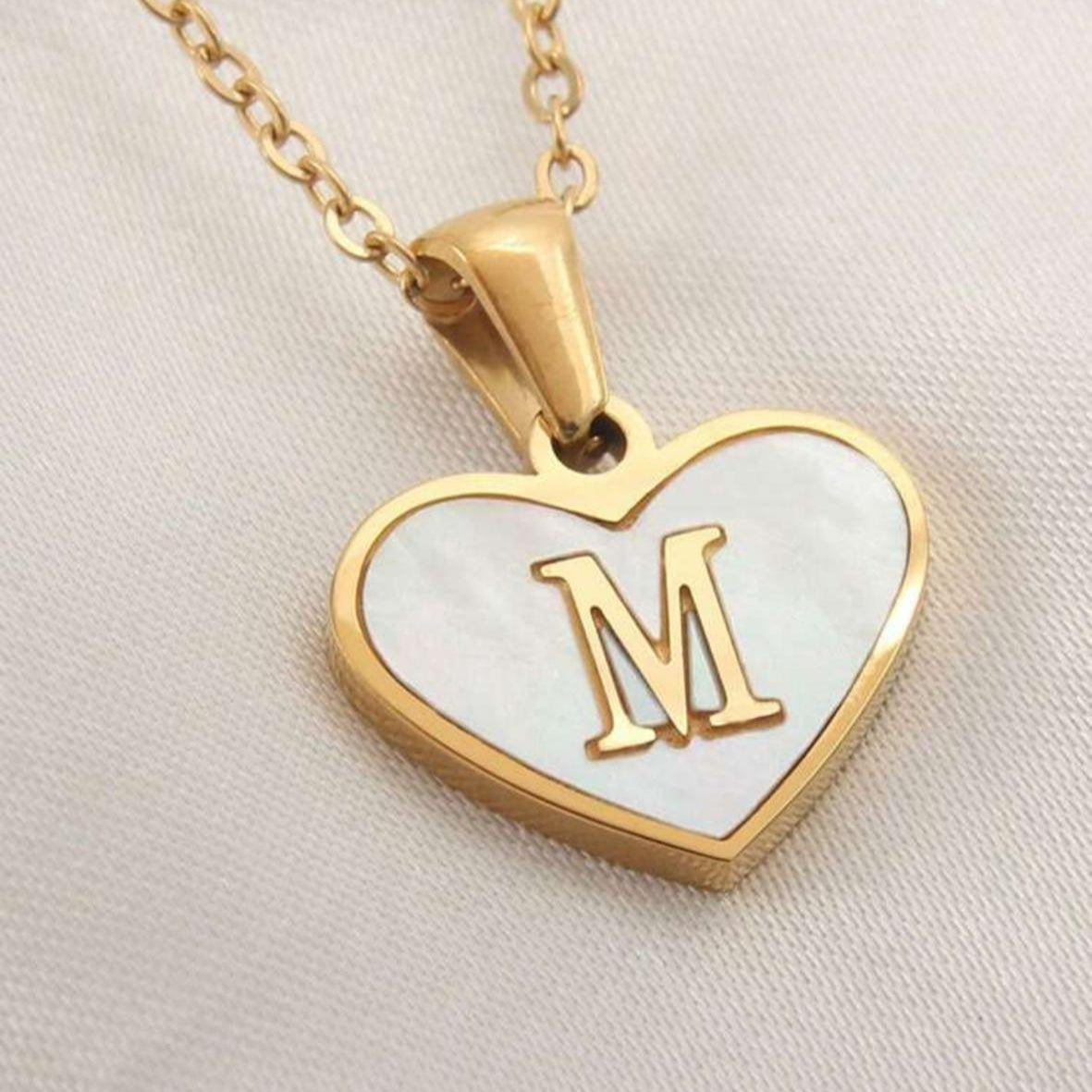 Collar de Corazón Dorado Nacarado con Letra De Tu Preferencia