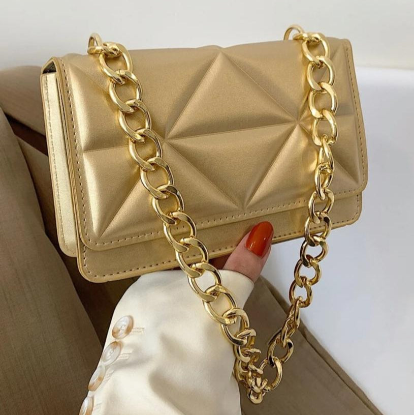 Cartera Dorada con Correa Metálica