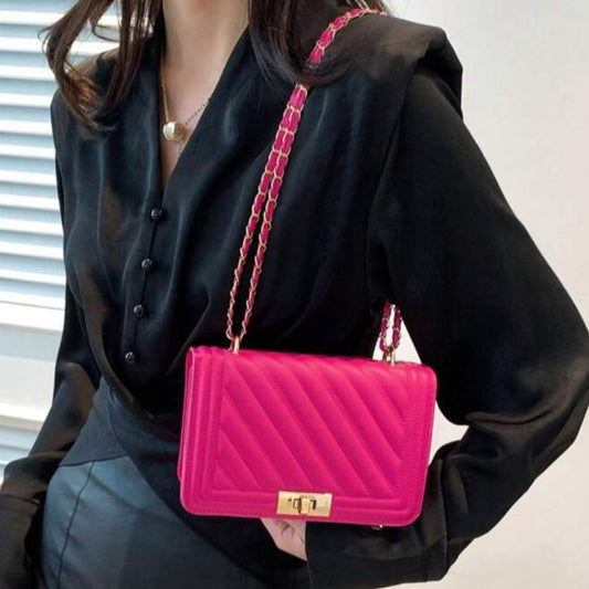 Cartera Fucsia con Correa de Cadena