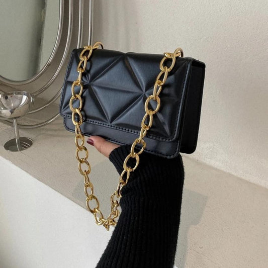 Cartera Negra con Correa Metálica