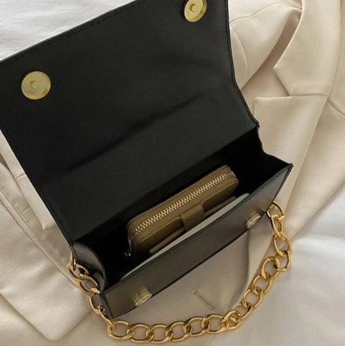 Cartera Negra con Correa Metálica