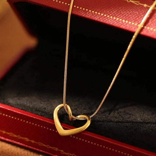 Collar con Corazón Entrelazado en Collar