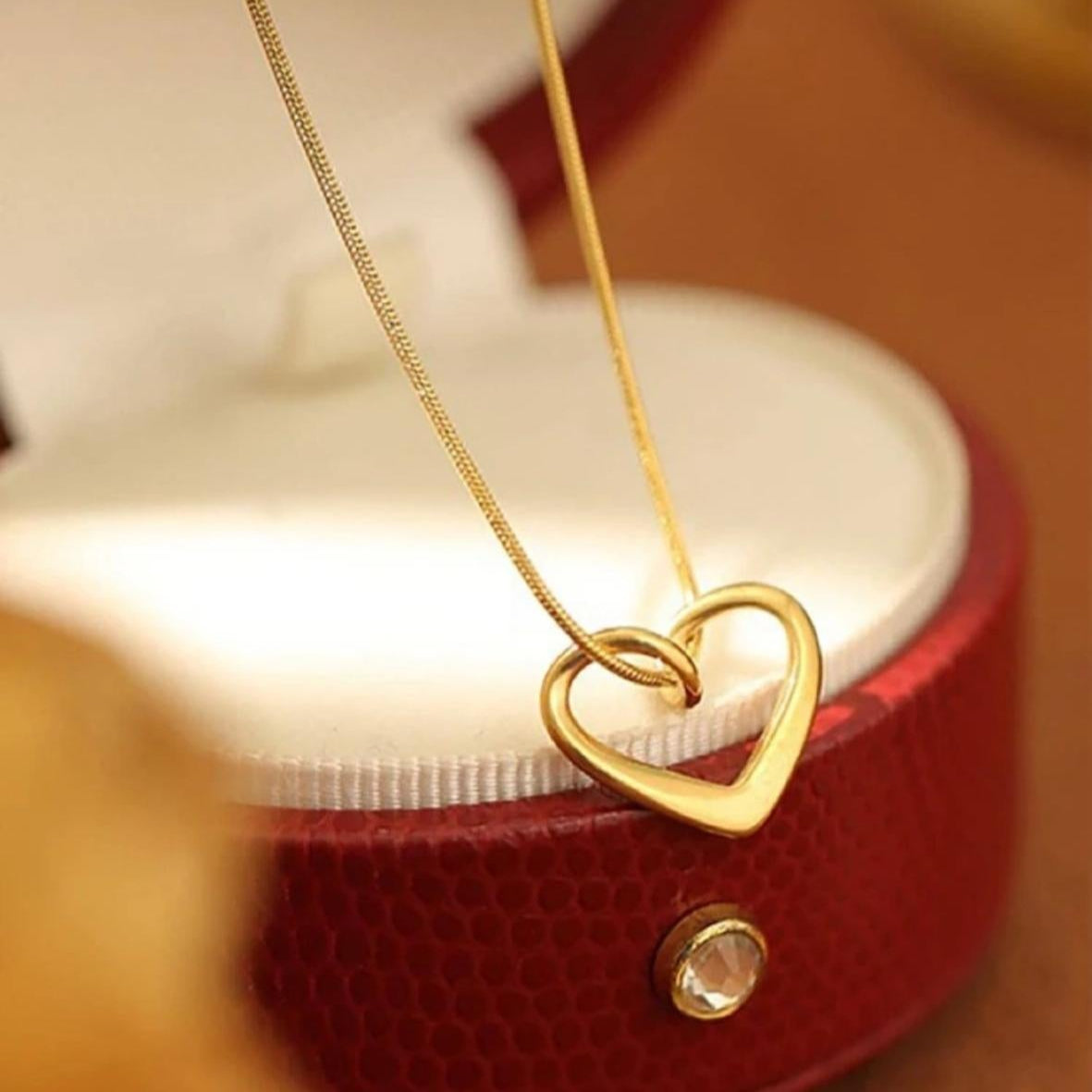 Collar con Corazón Entrelazado en Collar