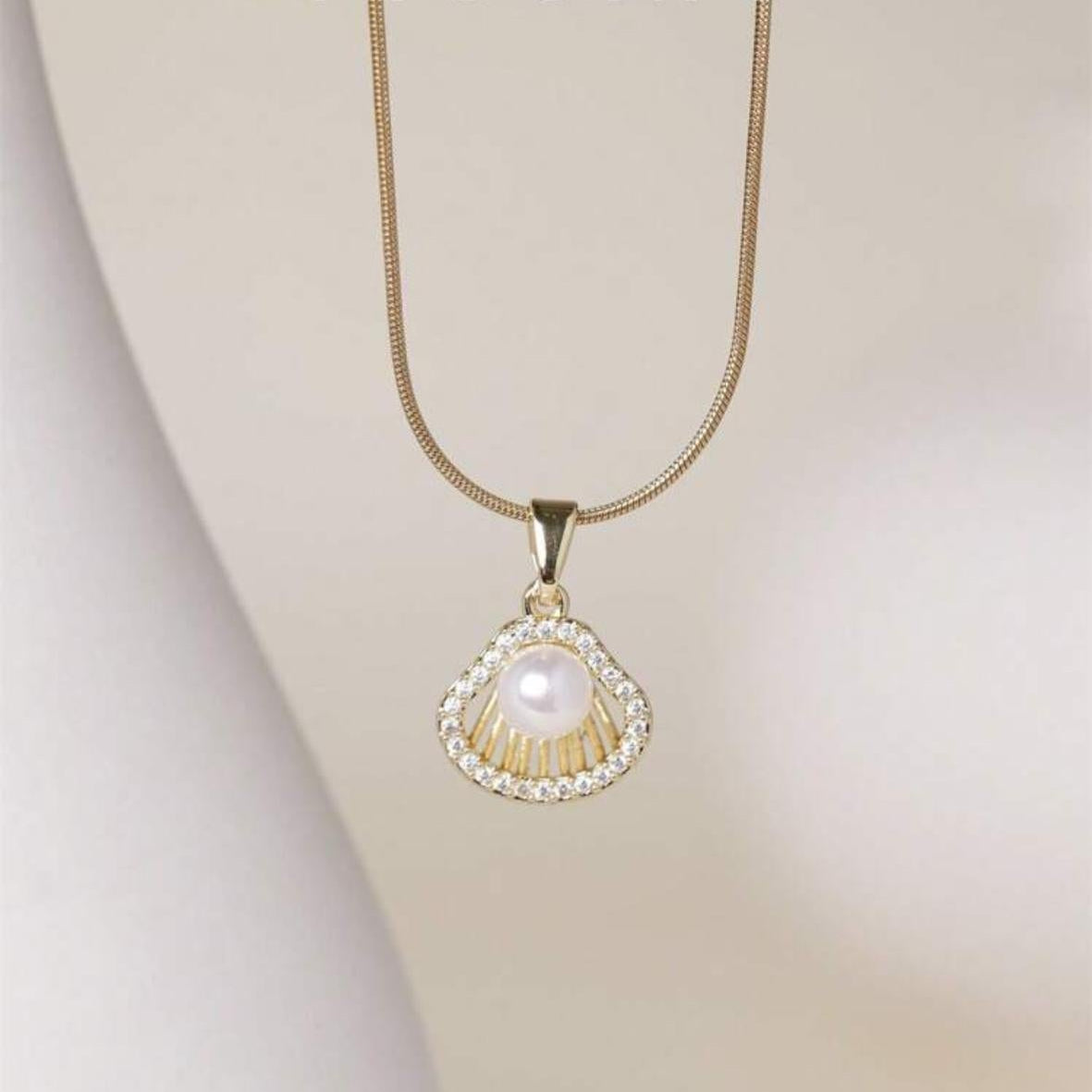 Collar de Concha de Mar con Perla y Diamantes