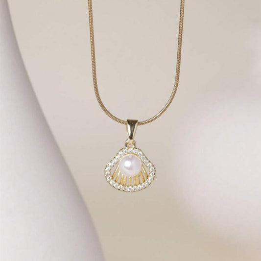 Collar de Concha de Mar con Perla y Diamantes