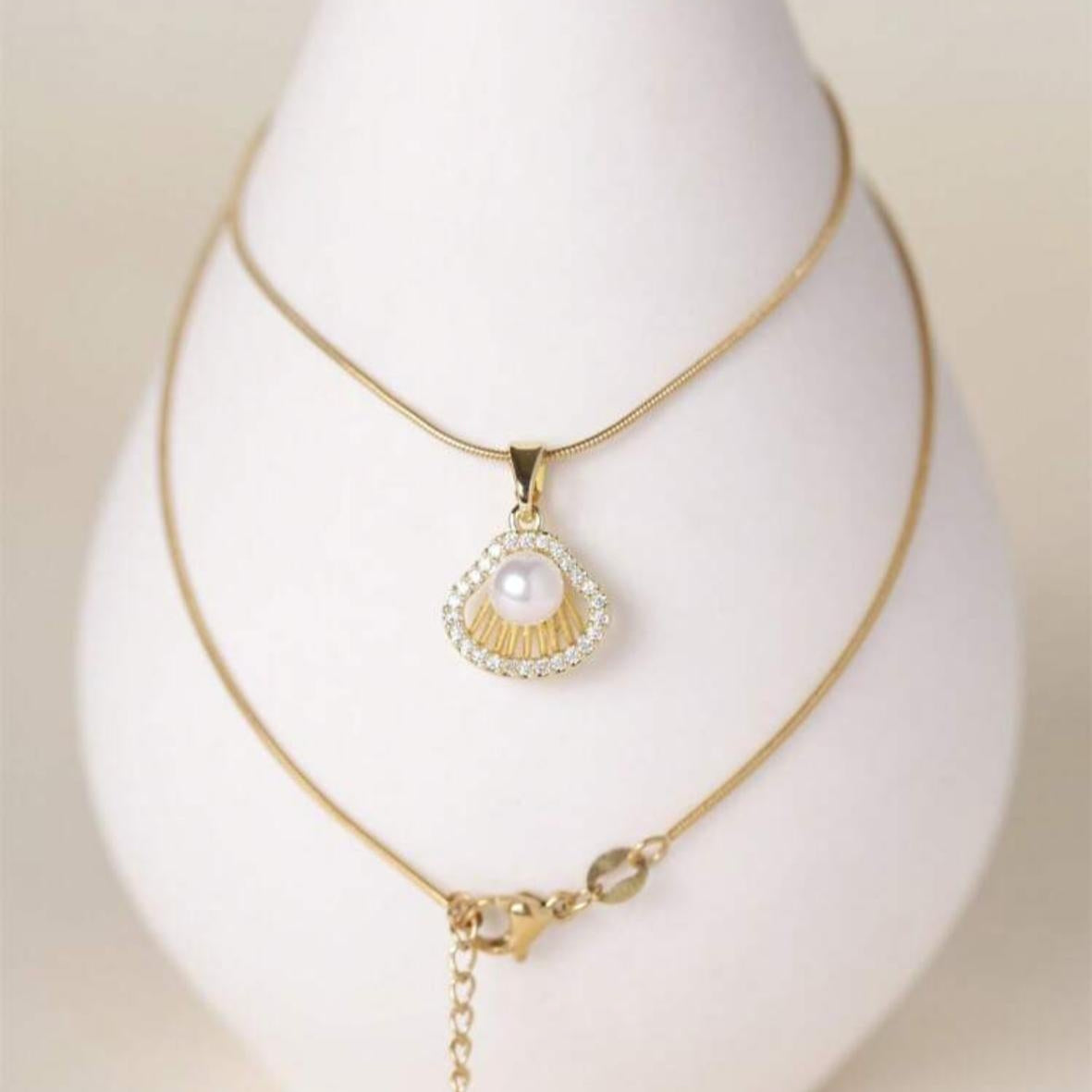 Collar de Concha de Mar con Perla y Diamantes