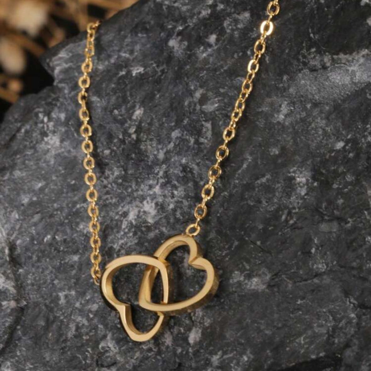 Collar de Corazones Entrelazados